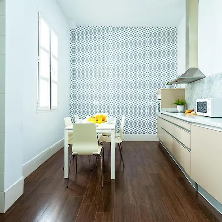 Genteel Larios Apartment *