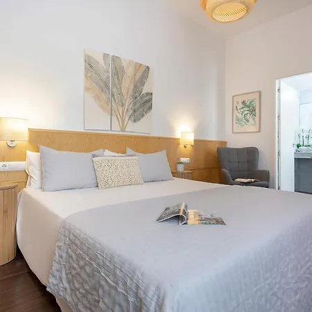Genteel Larios Apartment